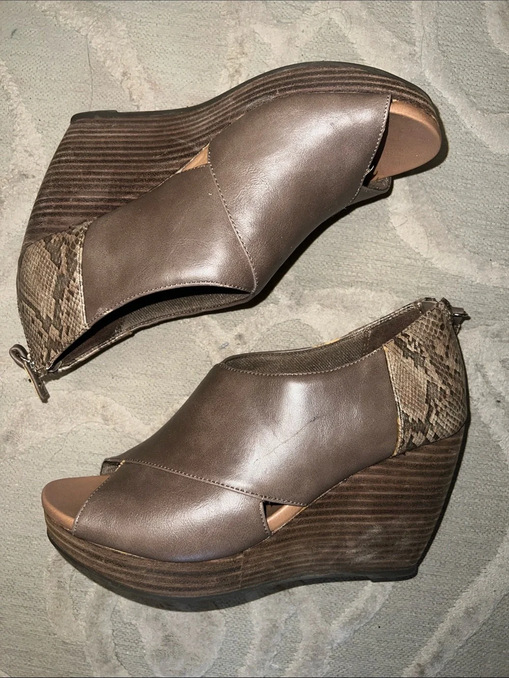 NWOT🌷DR SCHOLLS COMFORT🌷Taupe faux snake trim open toe man made material wedge